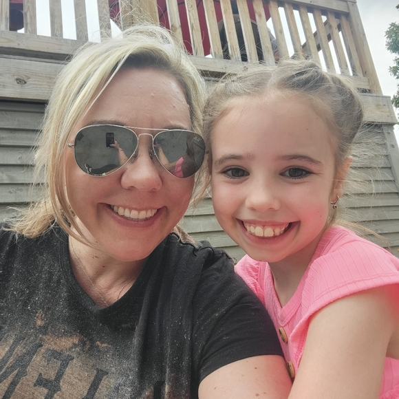 Meet your Posher, Ashley - Picture 1 of 2